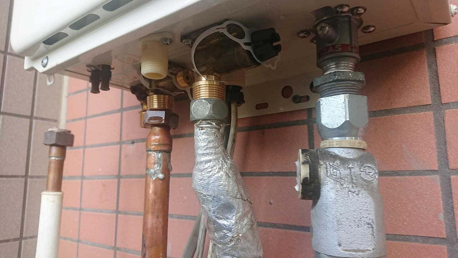 給湯器の水漏れが発生する原因｜対処法や放置するリスクを紹介